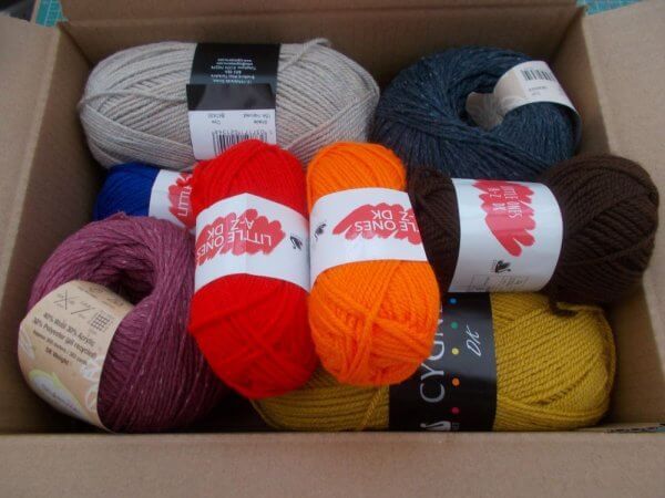 TREAT BOX - ACRYLIC/WOOL - COLOURS MAY VARY