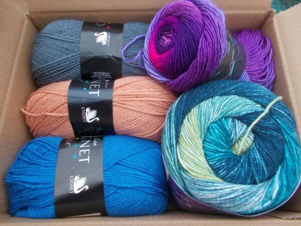 TREAT BOX - DK - ACRYLIC /WOOL- COLOURS MAY VARY