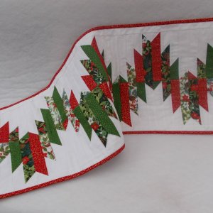 DELECTABLE MOUNTAINS TABLE RUNNER PDF