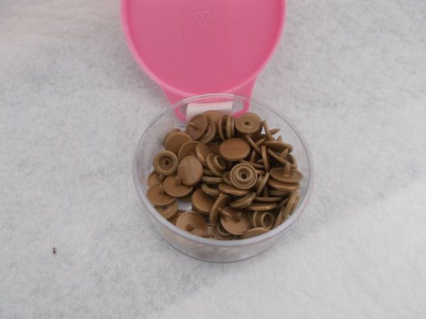 HEMLINE PLASTIC SNAPS X 25 SETS - GOLD