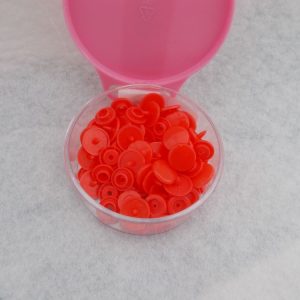 HEMLINE PLASTIC SNAPS X 25 SETS - RED