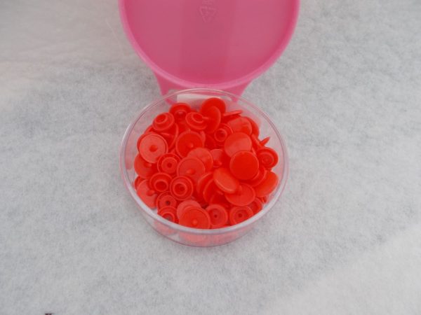 HEMLINE PLASTIC SNAPS X 25 SETS - RED